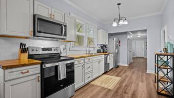 Kühlschrank, Wasserkocher mit Kaffee-/Teezubehör