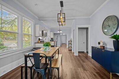 Downtown Charm, 3 Bdr, Near Rest and Bars