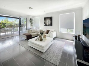 Una televisión, una oficina