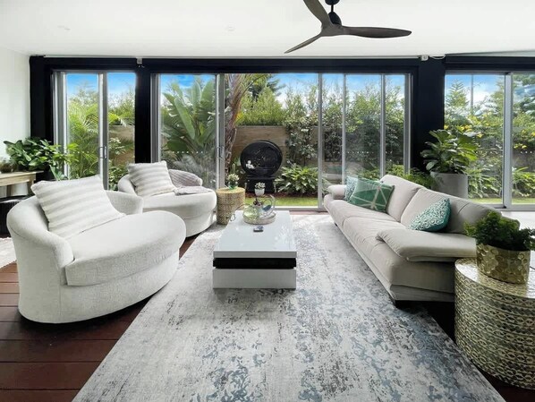 Televisie, boeken, een kantoor en een printer