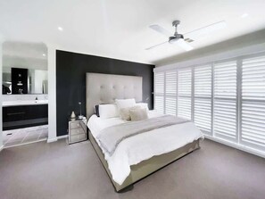 4 slaapkamers, een bureau, een strijkplank/strijkijzer, wifi