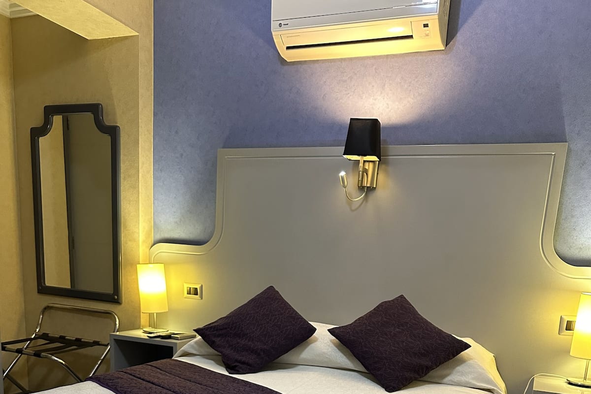 Single Room | Down comforters, in-room safe, desk, laptop workspace