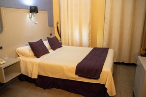 Kamar Double, 1 Tempat Tidur Double | Selimut bulu angsa, brankas, meja kerja, dan ruang kerja ramah laptop