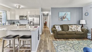 Living area - Unique Waterfront Retreat in Homosassa, scenic views, kayakers,boaters paradise (Homosassa)