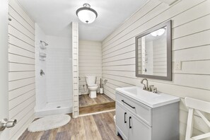 Shower, hair dryer, towels, soap - Unique Waterfront Retreat in Homosassa, scenic views, kayakers,boaters paradise (Homosassa)
