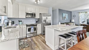 Private kitchen - Unique Waterfront Retreat in Homosassa, scenic views, kayakers,boaters paradise (Homosassa)