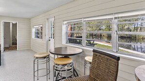 Dining - Unique Waterfront Retreat in Homosassa, scenic views, kayakers,boaters paradise (Homosassa)