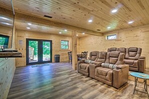 TV connectée, jeux vidéo, baby-foot, livres