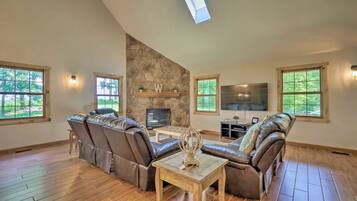 Una Smart TV, videojuegos, un futbolín, libros