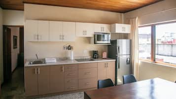 Cafetera/tetera, refrigerador, microondas, placa de cocina
