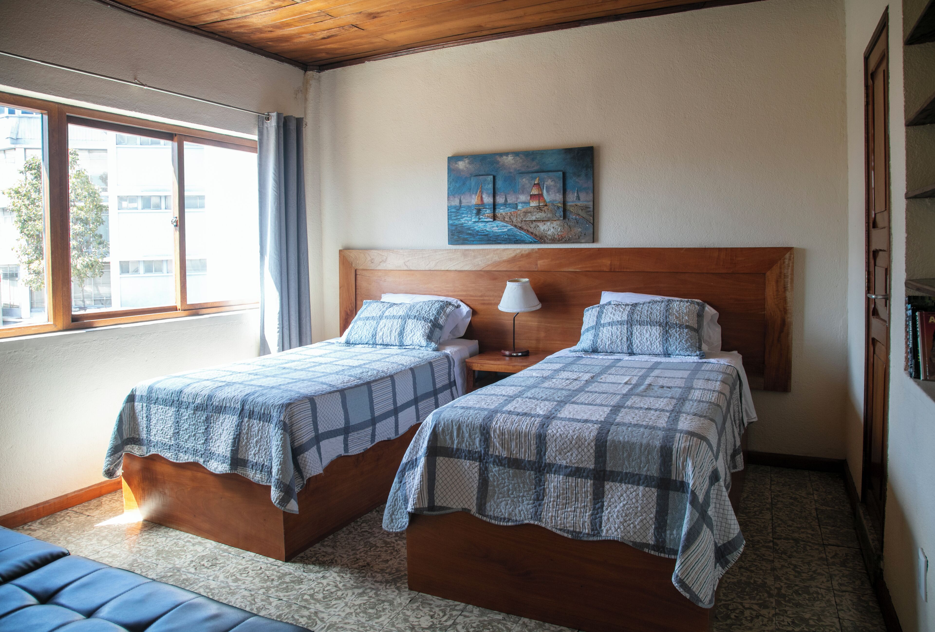 3 bedrooms, desk, WiFi (free), bed sheets