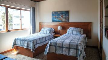 3 bedrooms, desk, WiFi (free), bed sheets