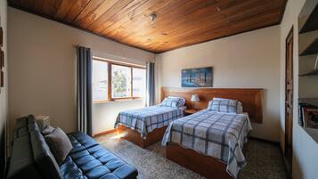 3 habitaciones, escritorio, wifi gratis y ropa de cama