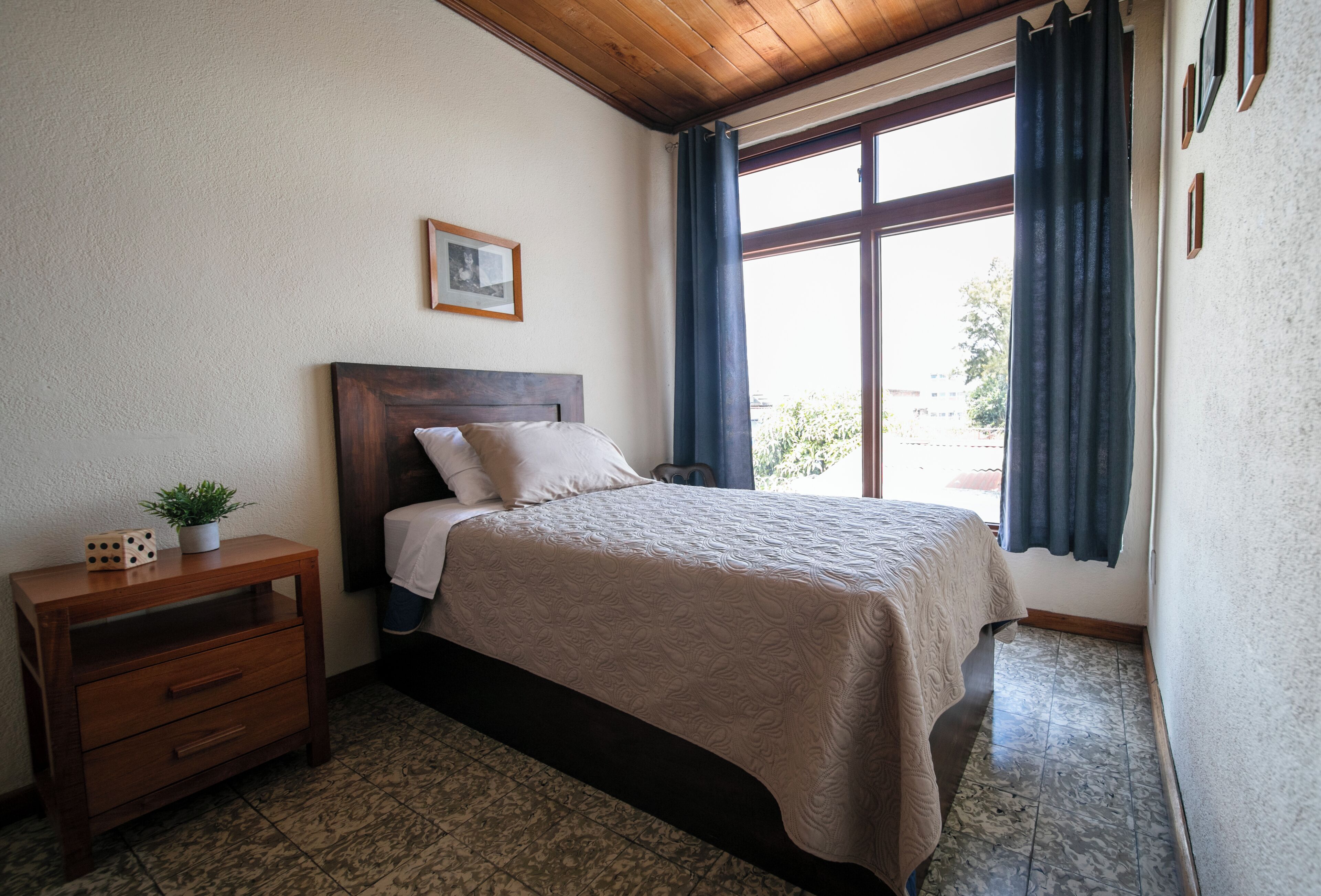 3 bedrooms, desk, WiFi (free), bed sheets