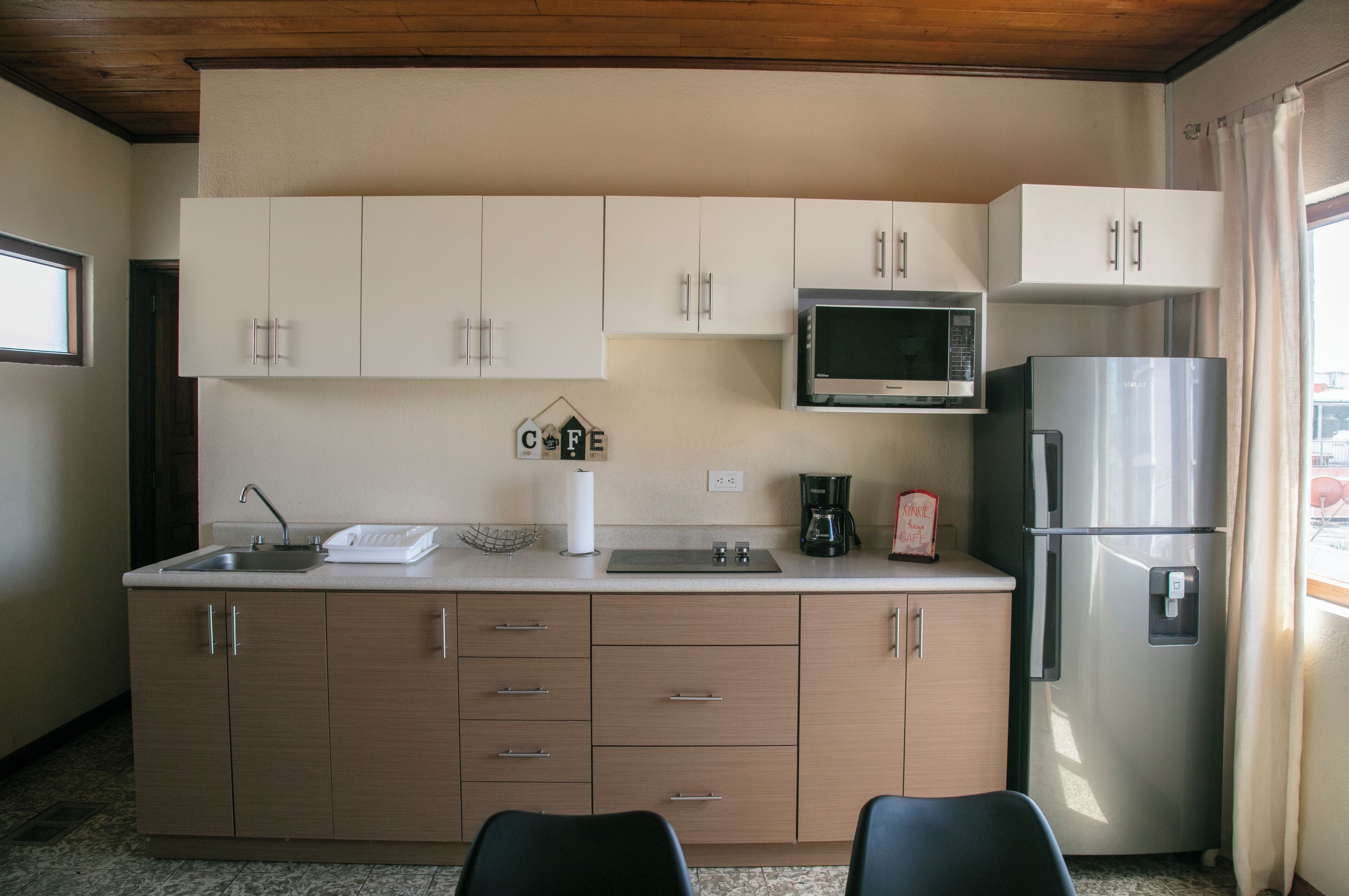Coffee/tea maker, fridge, microwave, stovetop