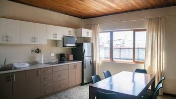 Coffee/tea maker, fridge, microwave, stovetop
