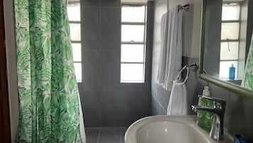 Douche, sèche-cheveux, serviettes fournies, savon