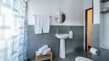 Ducha, artículos de higiene personal gratuitos y secador de pelo