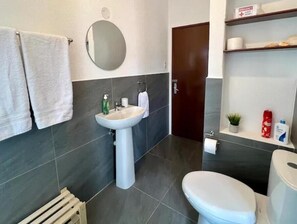 Kostenlose Toilettenartikel, Handtücher, Toilettenpapier