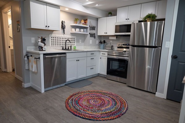 Een koelkast, een microgolfoven, een oven, een kookplaat