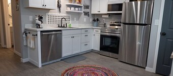 THE HIDEAWAY: Charming, 2-bedroom apartment near ski slopes & Wasatch Mountains.