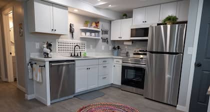 THE HIDEAWAY: Charming, 2-bedroom apartment near ski slopes & Wasatch Mountains.