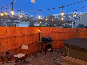 Outdoor dining - THE HIDEAWAY: Charming, 2-bedroom apartment near ski slopes & Wasatch Mountains. (Sandy)