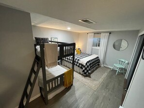 2 slaapkamers, een bureau, een strijkplank/strijkijzer, reisbedje