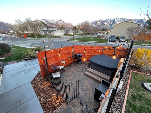 THE HIDEAWAY: Charming, 2-bedroom apartment near ski slopes & Wasatch Mountains.