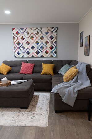 Smart TV, books - THE HIDEAWAY: Charming, 2-bedroom apartment near ski slopes & Wasatch Mountains. (Sandy)
