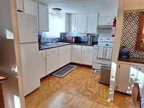 冷蔵庫、電子レンジ、オーブン、コンロ