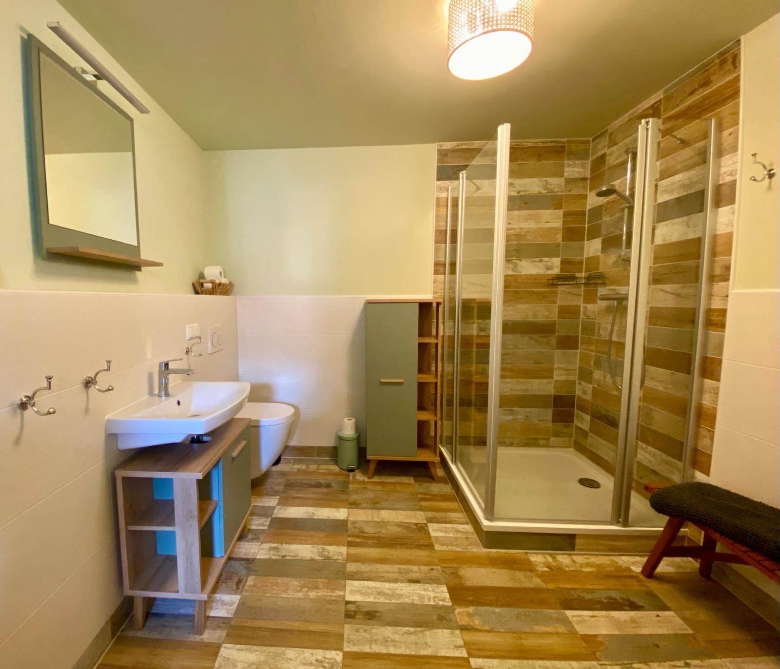 Douche, sèche-cheveux, serviettes fournies, papier toilette