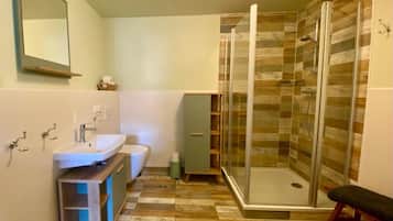 Douche, sĂšche-cheveux, serviettes fournies, papier toilette