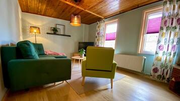 Smart TV, books, stereo