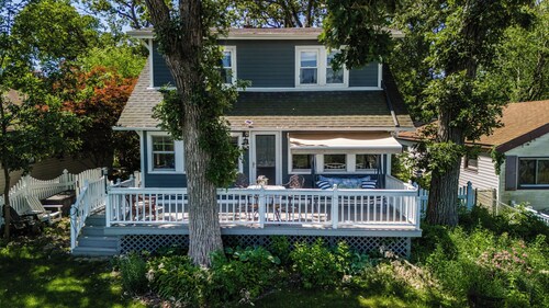 Charming Lake House, Lake View, Private Pier, Bugaboo Bar and Water Sports!