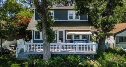Charming Lake House, Lake View, Private Pier, Bugaboo Bar and Water Sports!
