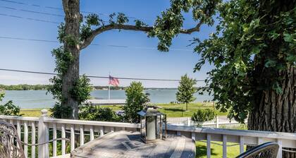 Charming Lake House, Lake View, Private Pier, Bugaboo Bar and Water Sports!