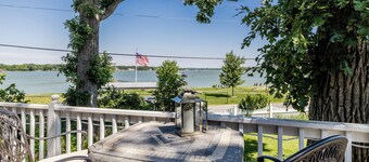 Charming Lake House, Lake View, Private Pier, Bugaboo Bar and Water Sports!