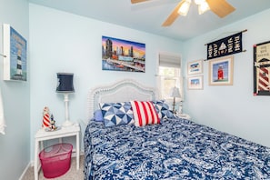 3 bedrooms, iron/ironing board, WiFi, bed sheets - Charming Lake House, Lake View, Private Pier, Bugaboo Bar and Water Sports! (Cedar Lake)