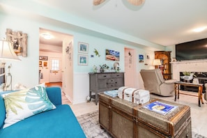 Smart TV, books - Charming Lake House, Lake View, Private Pier, Bugaboo Bar and Water Sports! (Cedar Lake)