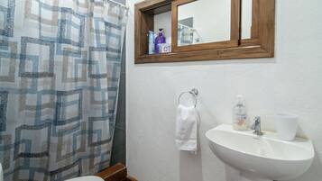 Serviettes fournies, savon, shampoing, papier toilette