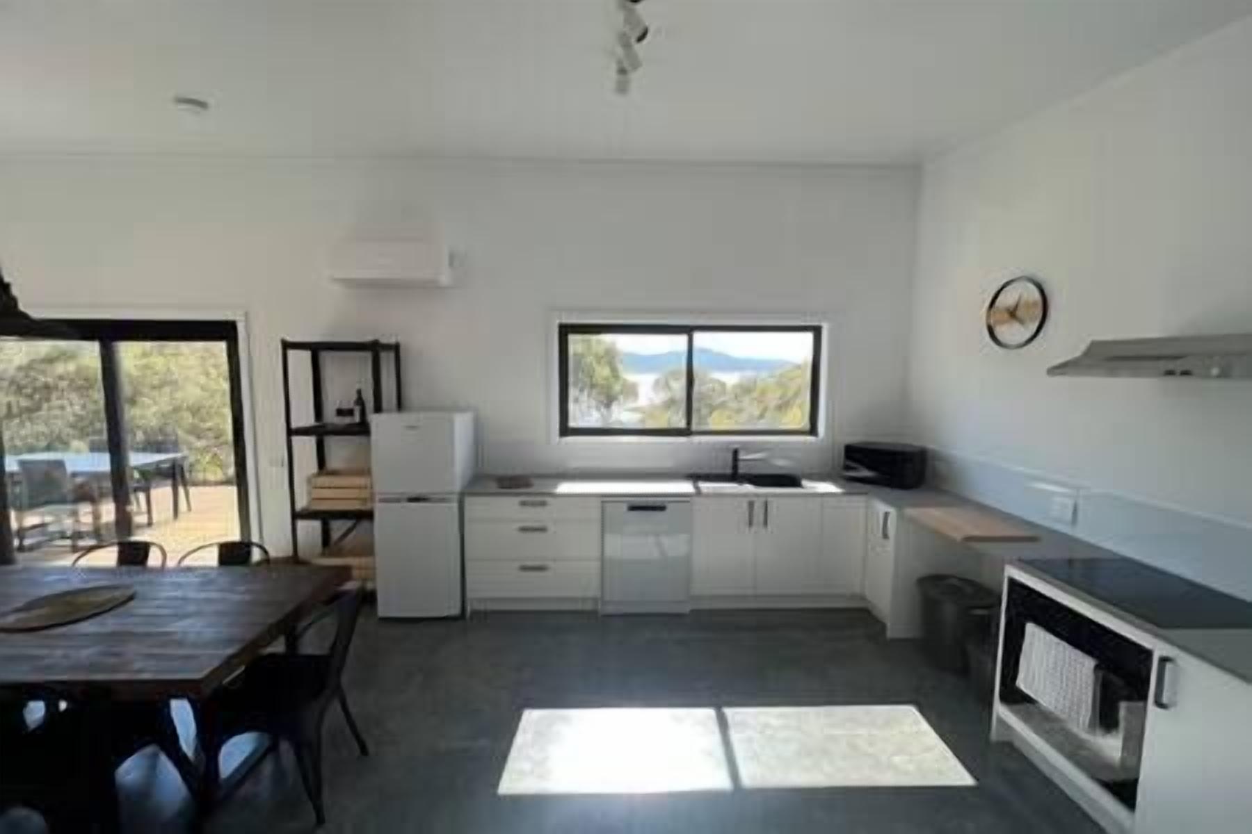 Kylskåp, mikrovågsugn, ugn och spishäll