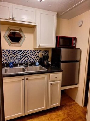 Fridge, microwave, coffee/tea maker, toaster - Private manufactured studio designed to accommodate single individual or couple. (Hinesville)