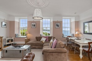 House | 3 bedrooms - Laston Garden Apartment - Sea Views Large Terrace (Tenby)