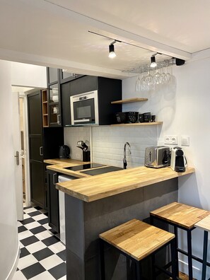 Private kitchen - Beau Studio Meublé en Mezzanine (Paris)