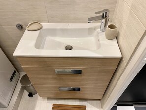 Shower, hair dryer, towels, soap - Beau Studio Meublé en Mezzanine (Paris)