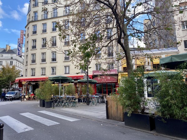 Outdoor dining - Beau Studio Meublé en Mezzanine (Paris)