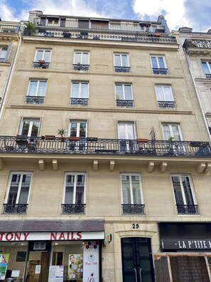 Exterior detail - Beau Studio Meublé en Mezzanine (Paris)