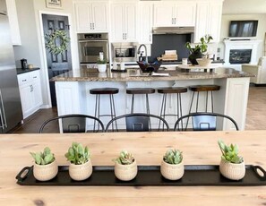 Fridge, microwave, oven, stovetop - Santa Clarita Tropical Paradise, Six Flags Magic Mountain, LA, Beaches Drivable (Santa Clarita)