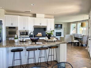 Fridge, microwave, oven, stovetop - Santa Clarita Tropical Paradise, Six Flags Magic Mountain, LA, Beaches Drivable (Santa Clarita)